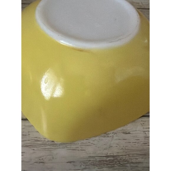 Vintage Pyrex Yellow Square Hostess Bowls 407 and 410 Set of 4 USA - Picture 9 of 10